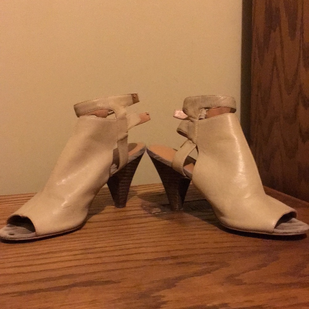 Strap heel
